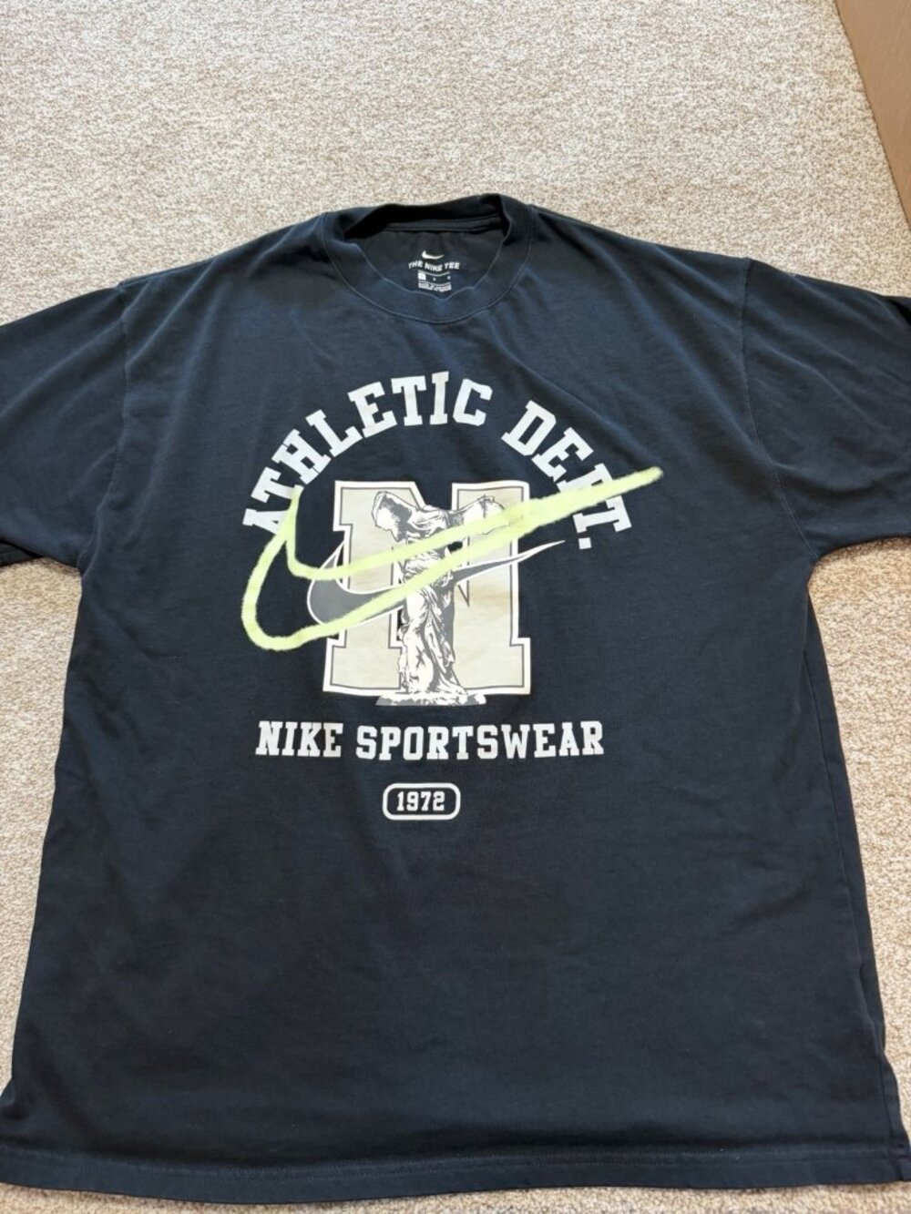 Nike Sportswear Goddess of Victory 1972 Men T-Shirt Black DC2742 Men’s Size L